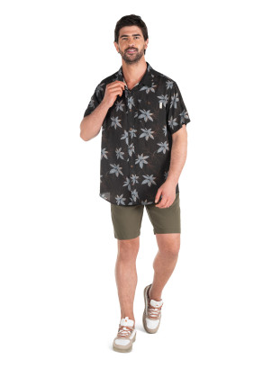 Guayabera negra con cierre frontal de botones, diseñada para el hombre moderno y relajado.