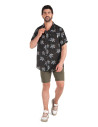 Guayabera negra con cierre frontal de botones, diseñada para el hombre moderno y relajado.