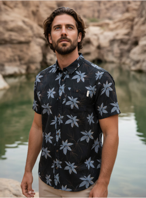 Guayabera con estampado floral en negro, combina comodidad y funcionalidad para un look versátil.