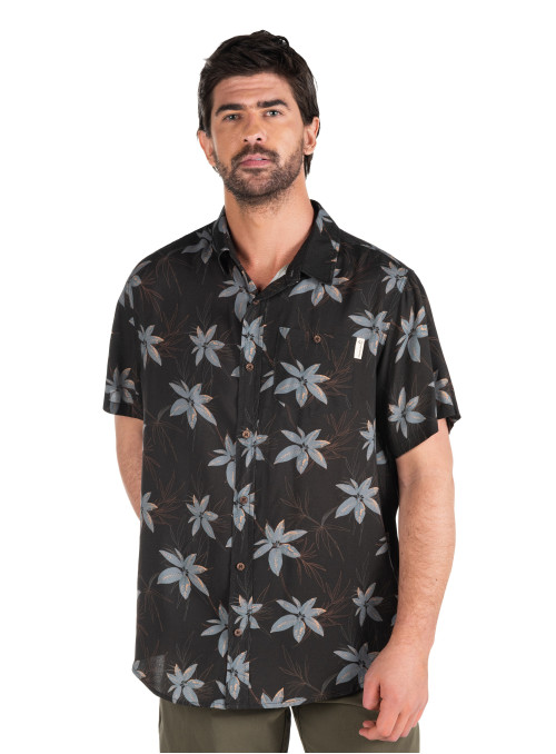 Guayabera con estampado floral en negro, combina comodidad y funcionalidad para un look versátil.