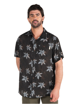 Guayabera masculina en color negro, diseño ligero y suave, ideal para actividades diarias.