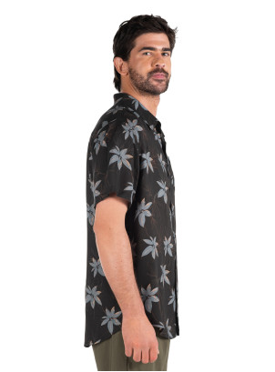 Guayabera negra para hombre con estampado floral, corte recto y mangas cortas, ideal para climas cálidos.