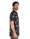 Guayabera negra para hombre con estampado floral, corte recto y mangas cortas, ideal para climas cálidos.