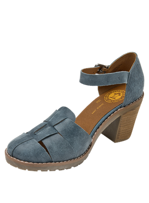 Detalle de la pulsera ajustable al tobillo en zapato azul casual de mujer, combinando estilo y confort.