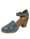 Detalle de la pulsera ajustable al tobillo en zapato azul casual de mujer, combinando estilo y confort.
