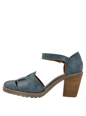 Vista lateral del zapato de mujer en cuero azul con tiras trenzadas y aberturas laterales.