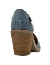Zapato casual de mujer en cuero azul con acabado desgastado, ideal para aventuras urbanas.