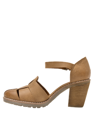 Calzado Panama Jack en color suela, ideal para actividades al aire libre.