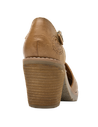 Zapato casual de cuero color camel para mujer con aberturas geométricas y tacón de madera.