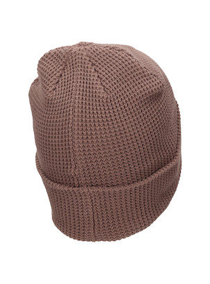 Gorro unisex en color café, confeccionado en algodón, ideal para disfrutar del aire libre.