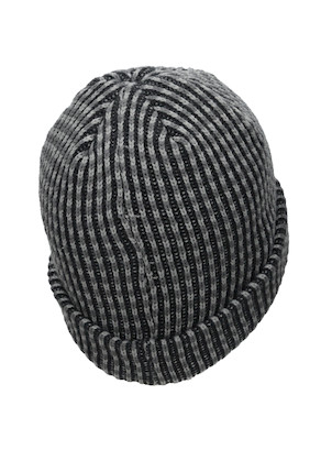 Accesorio negro unisex de acrílico, estilo relajado, adecuado para días de montaña.