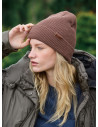 Gorro unisex color café de algodón, estilo natural, ideal para actividades al aire libre.
