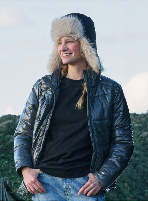 Gorro unisex negro de poliéster, estilo ruso, ideal para actividades al aire libre en climas fríos.