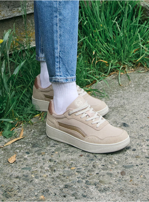 Zapatillas de estilo casual en color beige, recomendadas para paseos y exploración.