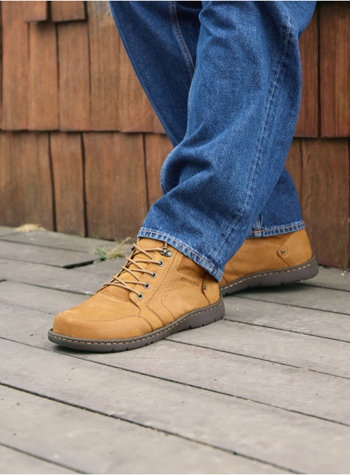 Botín de cuero camel, estilo versátil, recomendado para paseos y escapadas al aire libre.