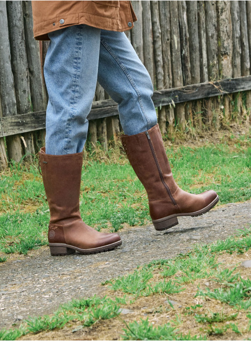 Bota de cuero café con punta redonda, diseñada para un look casual y aventurero.