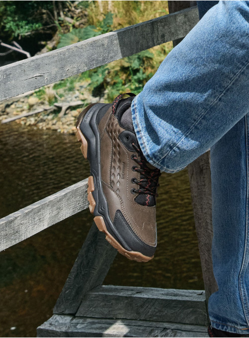 Zapatillas de aventura hombre color moro, con taco plano para estabilidad en terrenos variados.