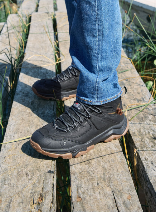 Botín outdoor para hombre en cuero negro, diseñado para escapadas y actividades al aire libre.
