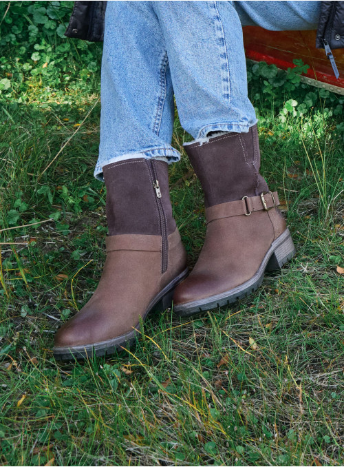 Bota de cuero color moro, combina comodidad y resistencia para aventuras diarias.