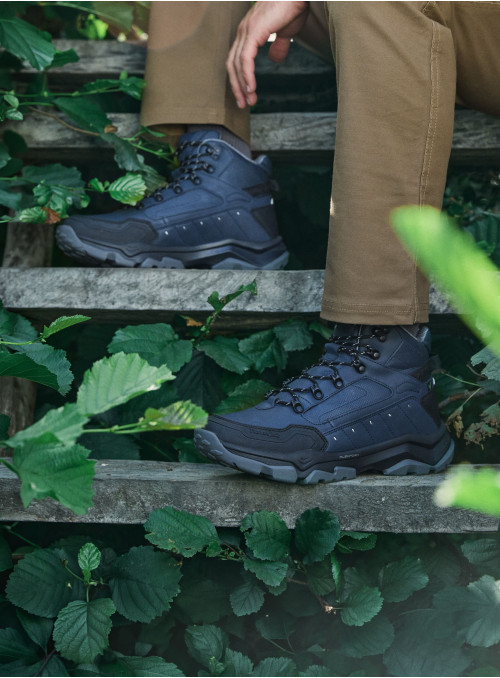 Botín sintético azul para hombre, estilo versátil, recomendado para actividades al aire libre.