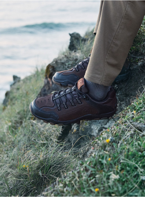 Zapatilla para hombre en cuero moreno, estilo moderno y funcional, adecuada para explorar la ciudad.