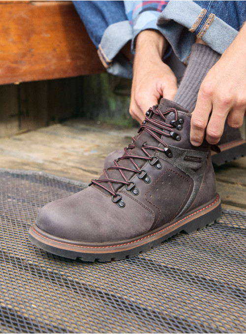Botín de cuero para hombre en elegante color moro, ideal para combinar con ropa outdoor o casual.