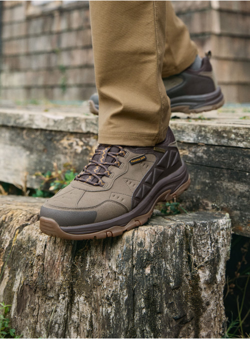 Zapatilla de cuero taupe para hombre, taco plano, cómoda para caminar en exteriores.