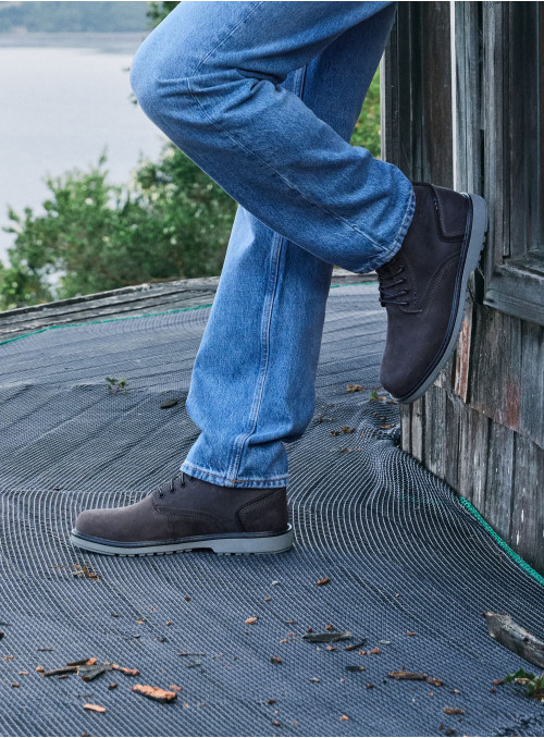Botín urbano gris con textura suave, versátil para combinar con jeans o chinos.