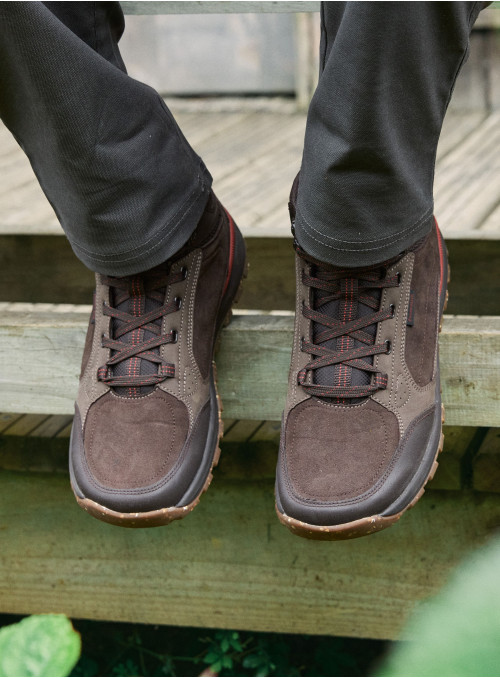 Botín de aventura café para hombre, diseño funcional, ideal para actividades al aire libre.