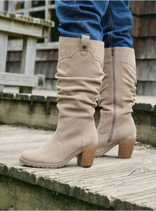 Vista superior de las botas taupe de mujer, mostrando su diseño versátil que combina con jeans y vestidos.
