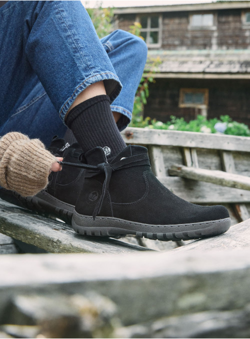 Botín de cuero negro para mujer, adecuado para combinar con jeans o vestidos bohemios.