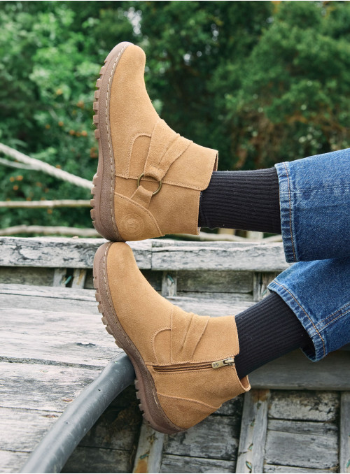 Botín casual de cuero camel, diseñado para explorar la ciudad sin sacrificar estilo ni comodidad.