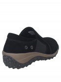 zapatilla informal negra de cuero para mujer, versátil y diseñada para actividades urbanas.