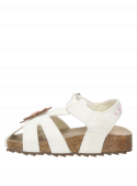 Sandalia blanca infantil, estilo casual, taco plano de 2 cm, ideal para comodidad y frescura.