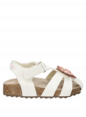 Sandalia blanca de niña, estilo informal, material sintético, ideal para aventuras al aire libre.