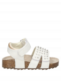 Sandalia blanca de niña con taco plano de 2 cm y punta abierta, ideal para el parque.