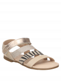 Sandalia plana beige para niña, perfecta para el parque o la playa.