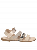 Sandalia beige de niña, estilo informal, ideal para aventuras al aire libre.
