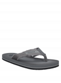 Calzado casual masculino en gris, con estructura funcional de tiras y detalle discreto, ideal para reuniones al aire libre.
