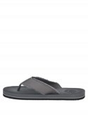 Calzado masculino casual en gris, con diseño minimalista y detalle de texto en las tiras, perfecto para un look veraniego.