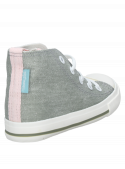 Zapatilla textil verde para niña, diseño casual y seguro para exploraciones.