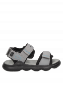 Sandalia negra de niño con estructura sintética, ideal para actividades al aire libre y uso diario.