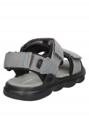 Calzado casual para niño en color negro, perfecto para el parque o la playa, con diseño resistente y versátil.
