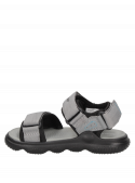 Sandalia infantil negra de Panama Jack, confeccionada en material sintético y textil, diseñada para comodidad y frescura.