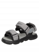 Sandalia negra casual de niño con taco plano de 3 cm y punta abierta, ideal para aventuras al aire libre.