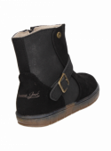 Calzado infantil negro estilo casual, resistente y duradero, para uso diario.